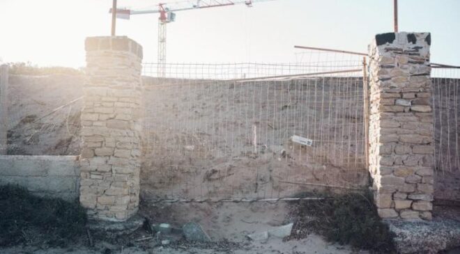 À Hyères, la Côte d'Azur envahie par le béton. Les bords de mer sont souillés par les amoncellements dûs aux travaux.