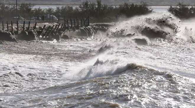 Poussée par un puissant mistral, la grosse houle soulevée par la dépression a déferlé sur la presqu’île de Giens. Spectaculaire et ravageur pour le tombolo déjà abîmé.