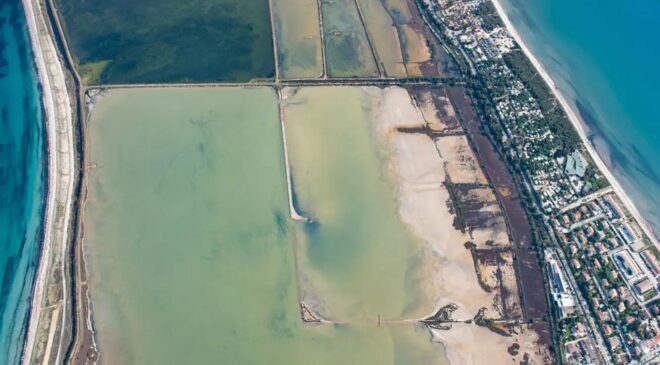 Hyères, les Salins des Pesquiers vus d'ULM.