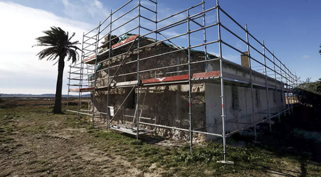 Les anciens logements des sauniers des salins d'Hyères, actuellement en cours de réfection. Un espace muséographique verra le jour ultérieurement.