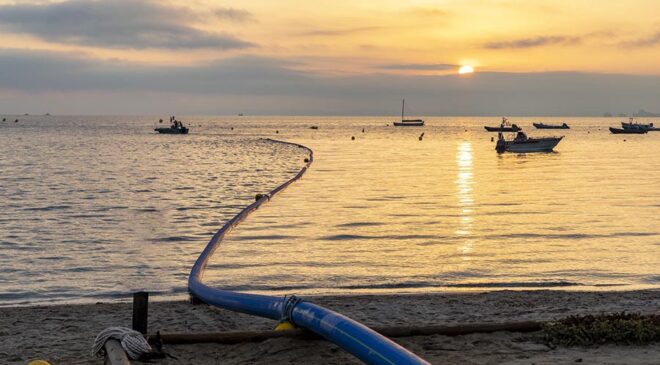 Le parking de la plage de la Bergerie à Hyères avec les travaux de la canalisation sous-marine sealine pour l'alimentation en eau douce de l'île de Porquerolles.