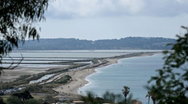 Une vue de la plage de l'Almanarre, à Hyères (Var).